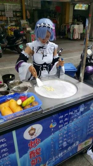 “雷姆”在街头卖炒酸奶的照片迅速走红网络