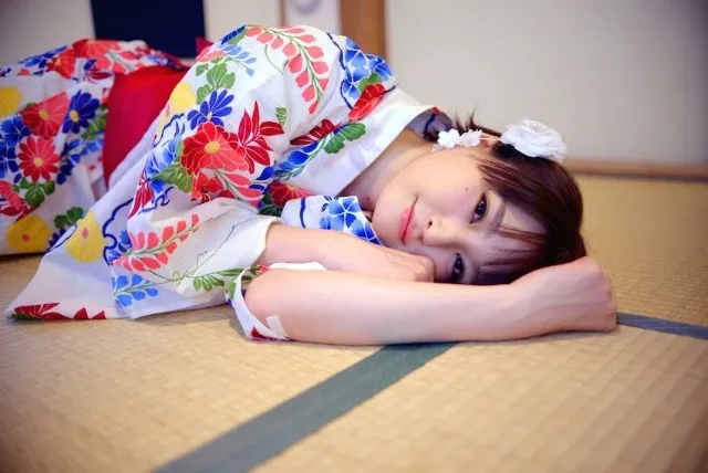 《少女与战车》人气声优井泽诗织出道10周年纪念同人志，收录写真访谈等丰富内容！-绝对领域