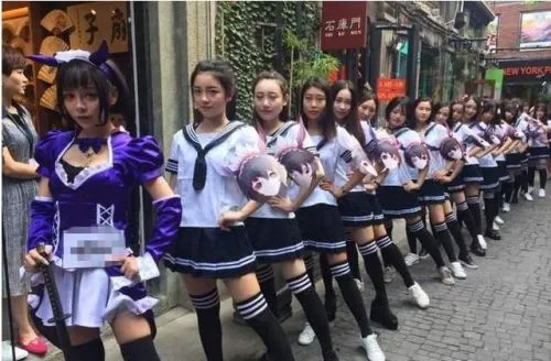 上百“女仆”占领上海天桥 被城管拖走-绝对领域
