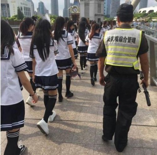 上百“女仆”占领上海天桥 被城管拖走
