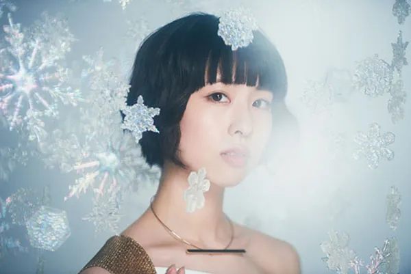 动漫歌手「绫野真白」将于11月3日举办最新一届个人演唱会,首张个人正式专辑《WHITE PLACE》也决定在10月初上市!