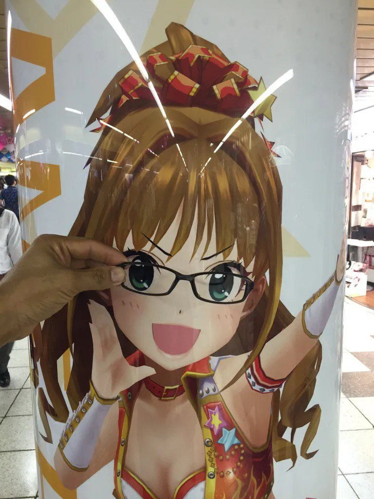 偶像大师灰姑娘女孩全员变身眼镜娘 声优本尊与广告合影 偶像大师灰姑娘女孩全员变身眼镜娘 声优本尊与广告合影