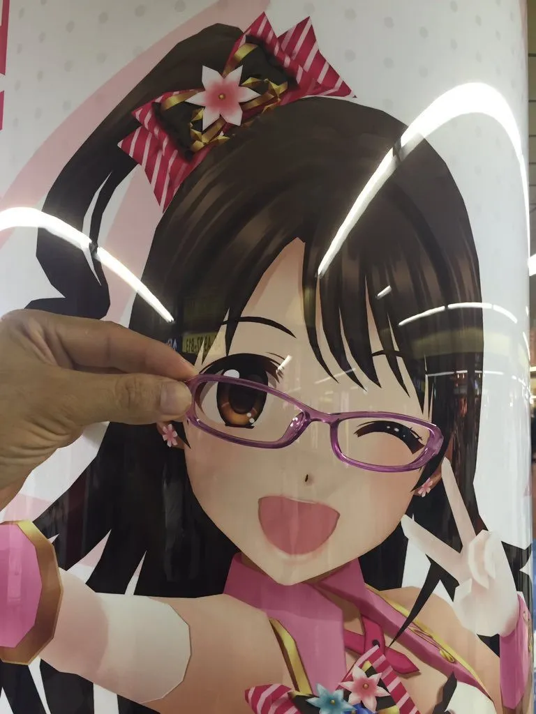 偶像大师灰姑娘女孩全员变身眼镜娘 声优本尊与广告合影 偶像大师灰姑娘女孩全员变身眼镜娘 声优本尊与广告合影