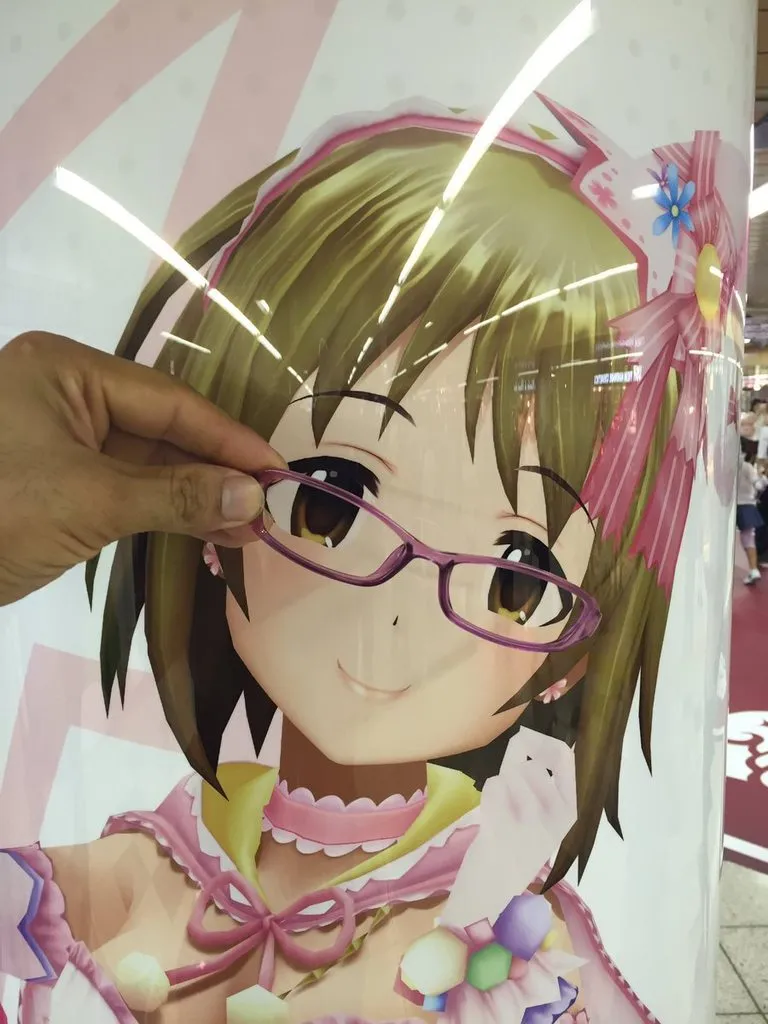 偶像大师灰姑娘女孩全员变身眼镜娘 声优本尊与广告合影 偶像大师灰姑娘女孩全员变身眼镜娘 声优本尊与广告合影
