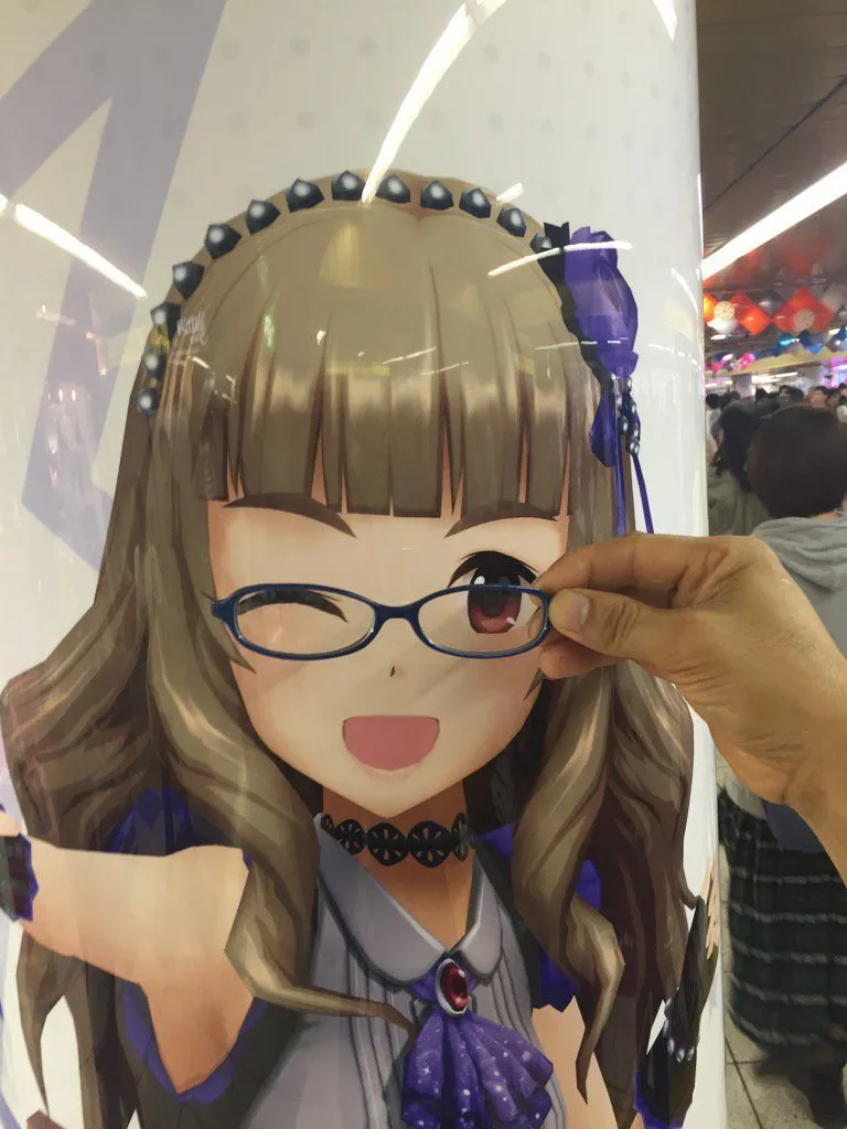 偶像大师灰姑娘女孩全员变身眼镜娘 声优本尊与广告合影 偶像大师灰姑娘女孩全员变身眼镜娘 声优本尊与广告合影