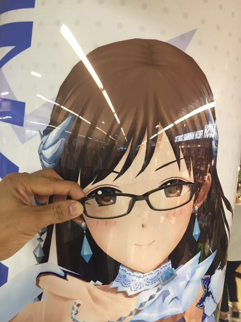 偶像大师灰姑娘女孩全员变身眼镜娘 声优本尊与广告合影 偶像大师灰姑娘女孩全员变身眼镜娘 声优本尊与广告合影