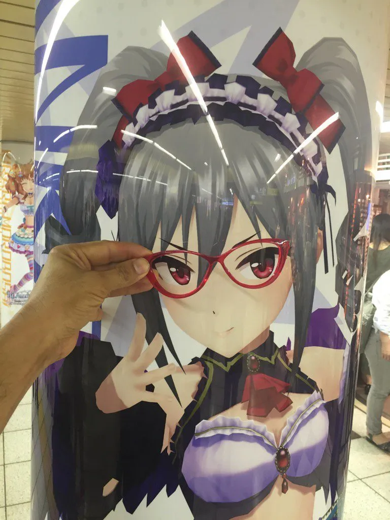 偶像大师灰姑娘女孩全员变身眼镜娘 声优本尊与广告合影 偶像大师灰姑娘女孩全员变身眼镜娘 声优本尊与广告合影