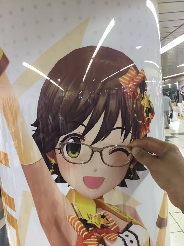 偶像大师灰姑娘女孩全员变身眼镜娘 声优本尊与广告合影 偶像大师灰姑娘女孩全员变身眼镜娘 声优本尊与广告合影