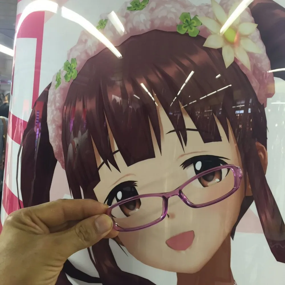 偶像大师灰姑娘女孩全员变身眼镜娘 声优本尊与广告合影 偶像大师灰姑娘女孩全员变身眼镜娘 声优本尊与广告合影