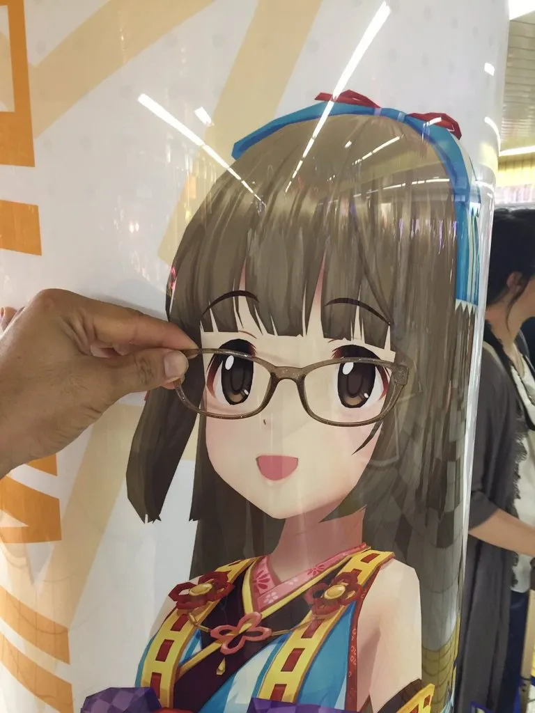 偶像大师灰姑娘女孩全员变身眼镜娘 声优本尊与广告合影 偶像大师灰姑娘女孩全员变身眼镜娘 声优本尊与广告合影