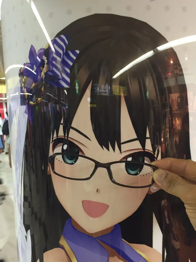 偶像大师灰姑娘女孩全员变身眼镜娘 声优本尊与广告合影 偶像大师灰姑娘女孩全员变身眼镜娘 声优本尊与广告合影