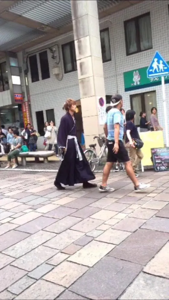 日本街头一帅哥身扛40米大刀-「死神」真人电影街头拍摄被路人拍摄