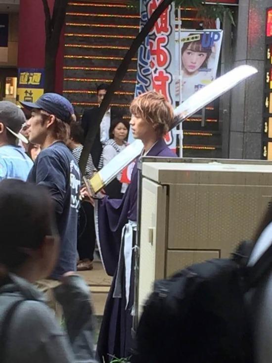 日本街头一帅哥身扛40米大刀-「死神」真人电影街头拍摄被路人拍摄