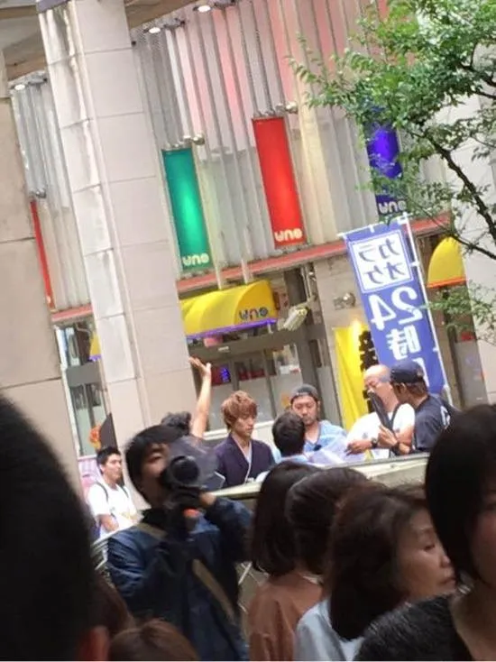日本街头一帅哥身扛40米大刀-「死神」真人电影街头拍摄被路人拍摄