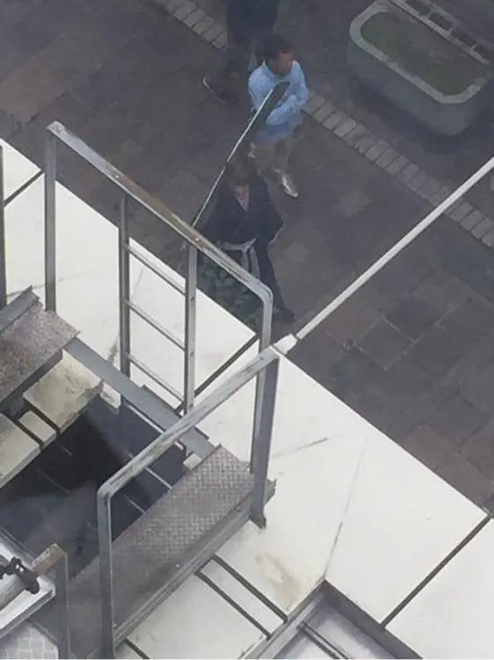 日本街头一帅哥身扛40米大刀-「死神」真人电影街头拍摄被路人拍摄