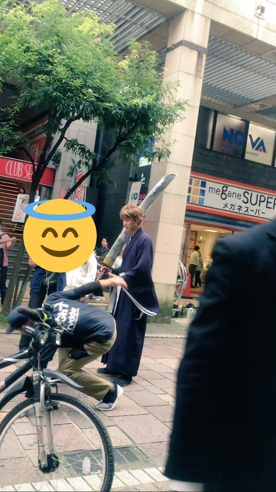 日本街头一帅哥身扛40米大刀-「死神」真人电影街头拍摄被路人拍摄