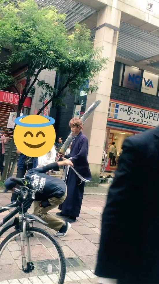 日本街头一帅哥身扛40米大刀-「死神」真人电影街头拍摄被路人拍摄-绝对领域