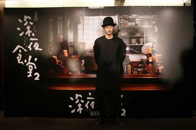 【深夜食堂 电影版 2】小田切让爱上台湾泡菜涮嘴停不下 导演觊觎台湾槟榔记者会上差点开嚼