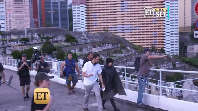 「Enterainment Tonight」探班「攻壳机动队」拍摄现场 采访斯嘉丽·约翰逊