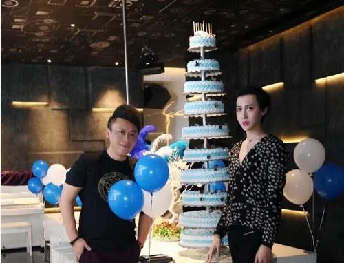 网红界“泥石流”刘梓晨强抱哆啦A梦