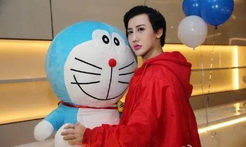 网红界“泥石流”刘梓晨强抱哆啦A梦-绝对领域