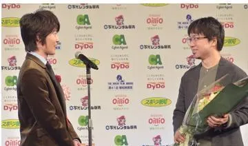 新海诚在报知电影奖颁奖仪式上遇到神木隆之介给人一种GAY的氛围