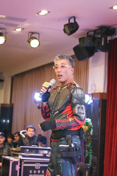 老板带头使坏 艾鸣尾牙率员工大玩cosplay乐庆五周年