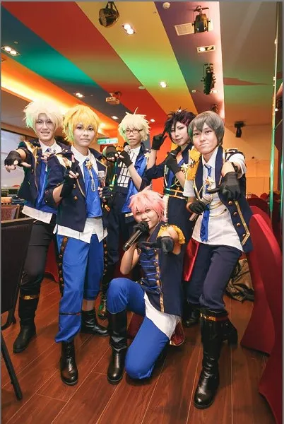 老板带头使坏 艾鸣尾牙率员工大玩cosplay乐庆五周年