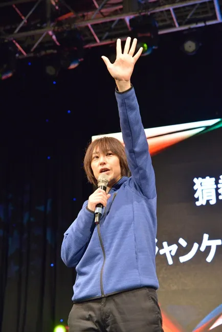 日本人气双声优斎贺光希、阿部敦登台,亲切率直魅力电翻全场 亲送情人节巧克力,粉丝激动眼眶泛泪