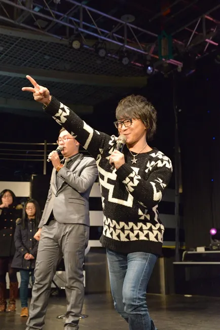 日本人气双声优斎贺光希、阿部敦登台,亲切率直魅力电翻全场 亲送情人节巧克力,粉丝激动眼眶泛泪
