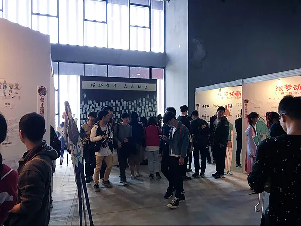 绘梦动画主题原画展亮相元旦萤火虫 百余幅设定资料首次线下披露