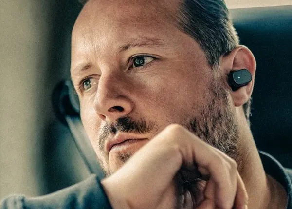 只要这两样搭配在一起就能让亚丝娜成为你的随身小秘书,Xperia Ear plug-in(亚丝娜)3月中旬开放贩售!