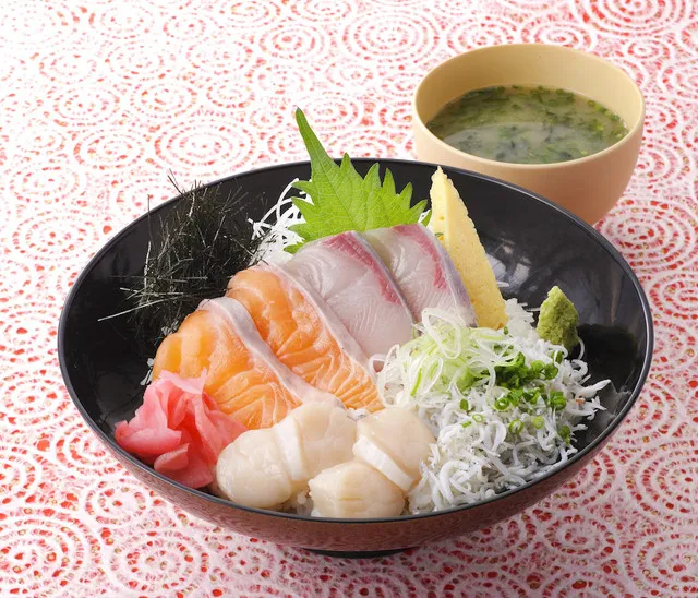 吃完美食后来试试手气拼个声优签名的绘马吧！《Urara迷路帖》与秋叶原多间店铺的合作活动明日展开