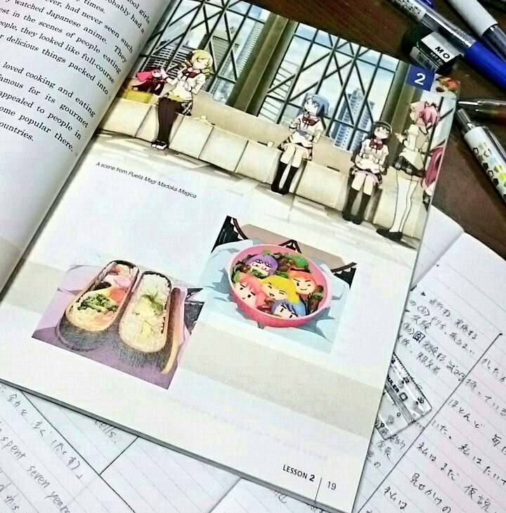 日本的英文教科书真是越来越多样化，居然连《魔法少女小圆》也出现了！？