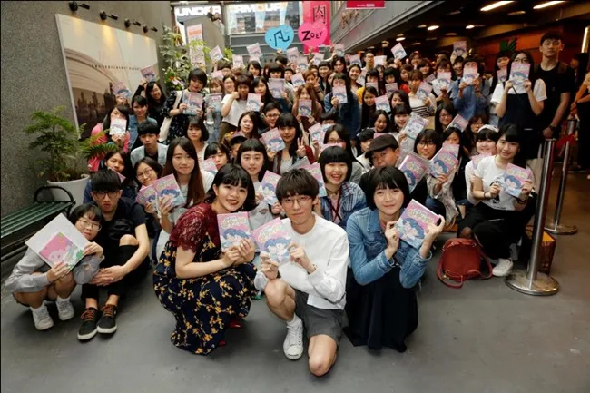 《我们的恋爱小宇宙》Zzifan_z签名会百名粉丝齐「放闪」！超人气插画家「废物女友」站台兼踢馆 史上最「软烂」的女友选手权决定战谁将胜出？-绝对领域