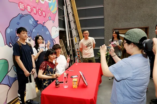 《我们的恋爱小宇宙》Zzifan_z签名会百名粉丝齐「放闪」!超人气插画家「废物女友」站台兼踢馆 史上最「软烂」的女友选手权决定战谁将胜出?