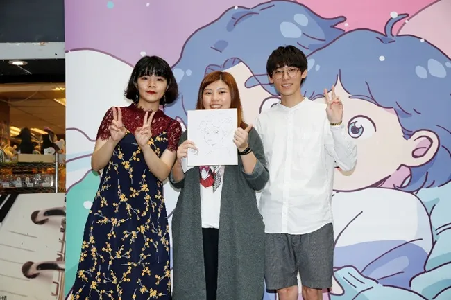 《我们的恋爱小宇宙》Zzifan_z签名会百名粉丝齐「放闪」!超人气插画家「废物女友」站台兼踢馆 史上最「软烂」的女友选手权决定战谁将胜出?