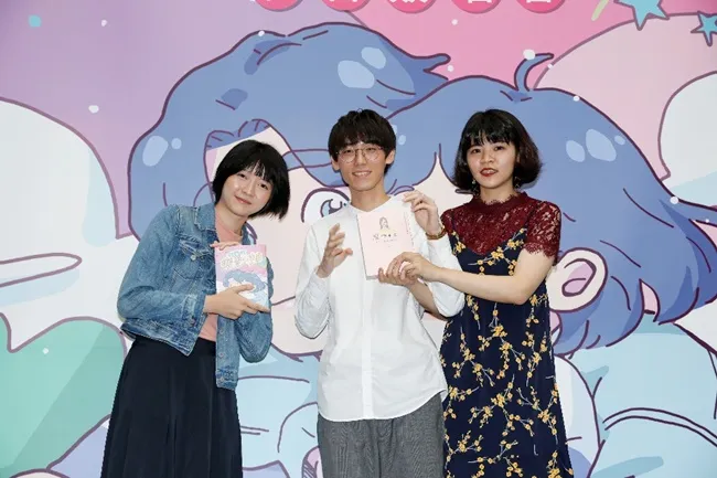 《我们的恋爱小宇宙》Zzifan_z签名会百名粉丝齐「放闪」!超人气插画家「废物女友」站台兼踢馆 史上最「软烂」的女友选手权决定战谁将胜出?