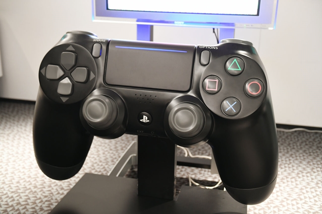 用超大手把玩游戏就是狂(ﾟ∀ﾟ)！Sony打造史上最巨大PS4控制器让玩家挑战极限游玩ｗ