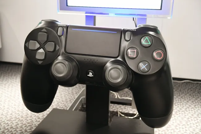 用超大手把玩游戏就是狂(ﾟ∀ﾟ)！Sony打造史上最巨大PS4控制器让玩家挑战极限游玩ｗ-绝对领域