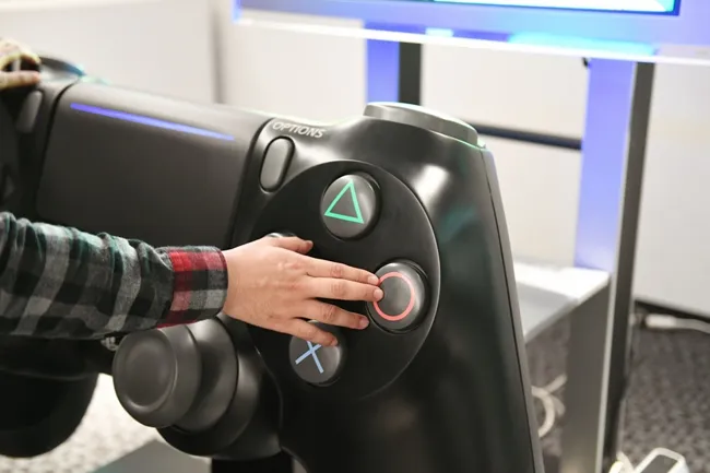 用超大手把玩游戏就是狂(゚∀゚)!Sony打造史上最巨大PS4控制器让玩家挑战极限游玩w