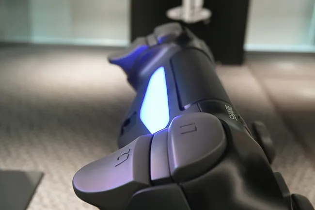 用超大手把玩游戏就是狂(゚∀゚)!Sony打造史上最巨大PS4控制器让玩家挑战极限游玩w