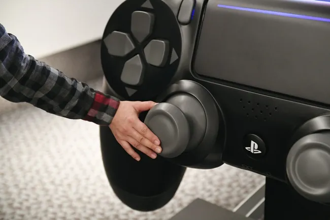 用超大手把玩游戏就是狂(゚∀゚)!Sony打造史上最巨大PS4控制器让玩家挑战极限游玩w