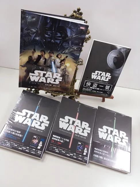 STAR WARS传世经典中文版上市!《星际大战:曙光乍现 》漫画精装书 收录电影没有的精采画面、手绘原稿与经典刊头!!