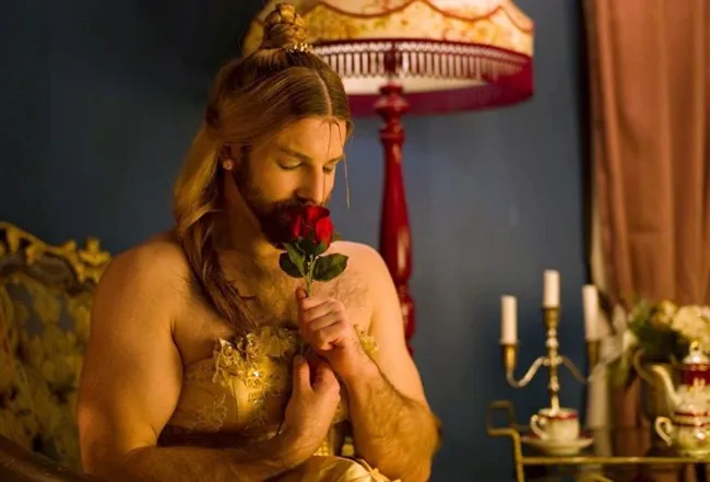 又萌又帅「胡须女Ladybeard」打扮成《美女与野兽》的贝儿实在美翻啦✿心中野兽快跑出栅栏惹…