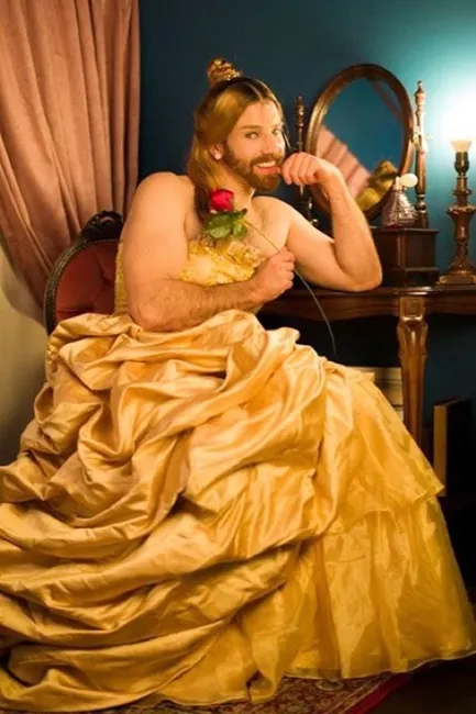 又萌又帅「胡须女Ladybeard」打扮成《美女与野兽》的贝儿实在美翻啦✿心中野兽快跑出栅栏惹…