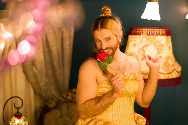 又萌又帅「胡须女Ladybeard」打扮成《美女与野兽》的贝儿实在美翻啦✿心中野兽快跑出栅栏惹…