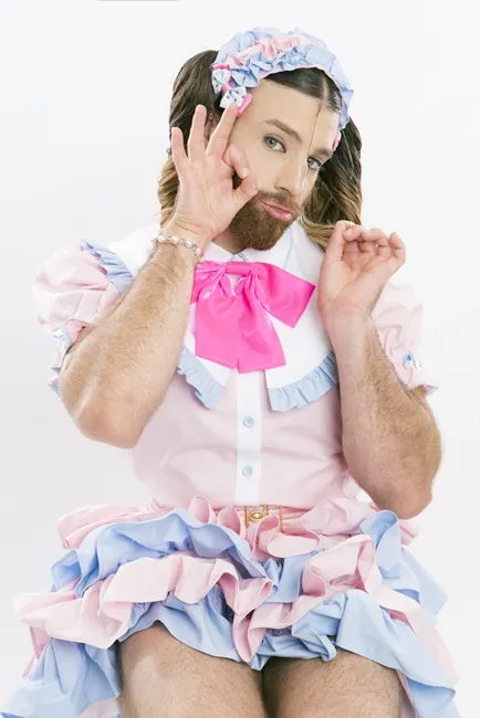 又萌又帅「胡须女Ladybeard」打扮成《美女与野兽》的贝儿实在美翻啦✿心中野兽快跑出栅栏惹…