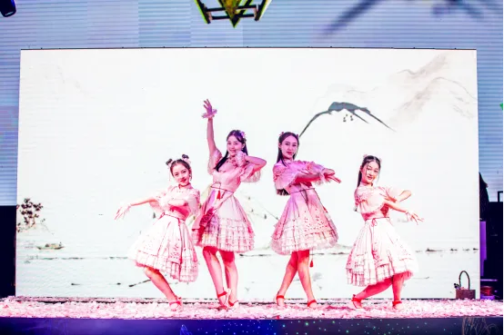 butterfly『蜕变』·少女美丽一天-虚拟时尚偶像出道秀,成功打破次元壁