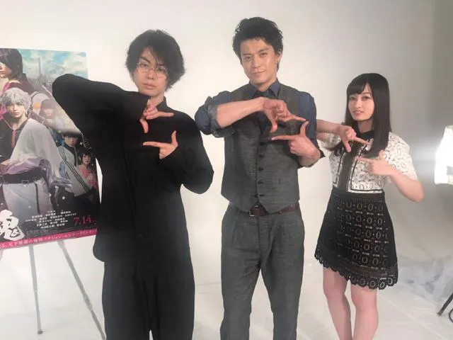 『银魂』真人电影主演集体模拟桥本环奈当年“奇迹美照”的招牌动作